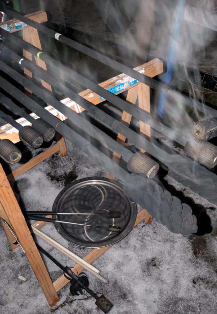 Aud zei Holzböcken lagern mehrere dampfende Jonglagetools