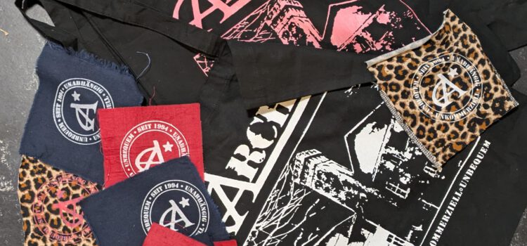 verschiedene Beutel und Patches mit Archiv-Aufdruck