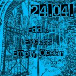 Ein Schwarze-blau Bild von einem großen Gartentor. Davor sind einzelne Zeichen auf schwarzen Rechecken. Sie ergeben die Informationen Datum, welche Bands usw.