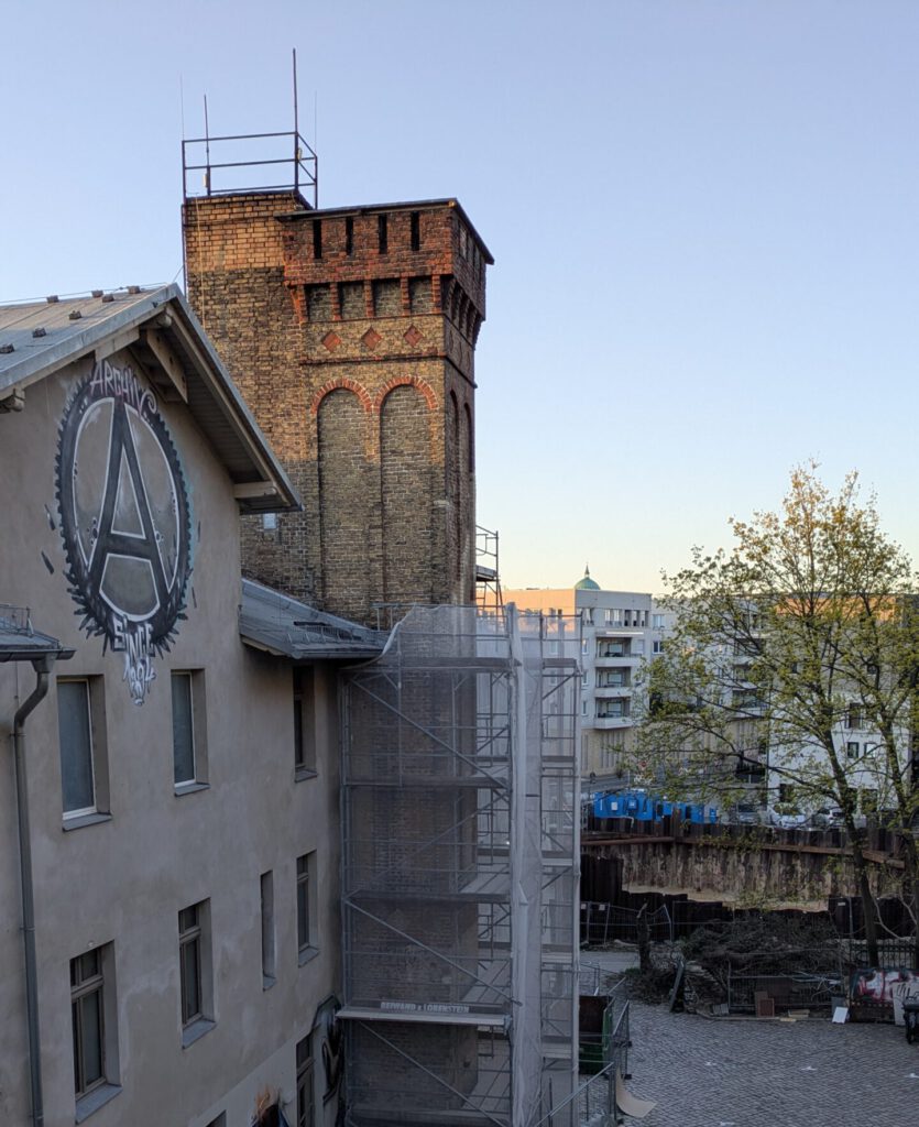 Sicht auf den Archiv Turm an dem eine Baumrüstung ist