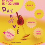 Ein gelb rosa Plakat mit einem langstieligen Cocktailglas und gezackten gelben Kresflächen auf denen die Artist stehen