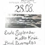ein weißes Blatt auf dem handschriftlich die Daten der Veranstaltung stehen, ebenfalls zwei vertikale Streifen eines schwarzweiß Fotos
