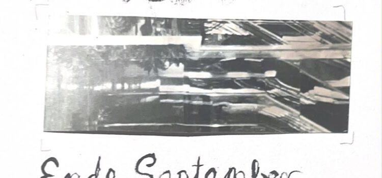 ein weißes Blatt auf dem handschriftlich die Daten der Veranstaltung stehen, ebenfalls zwei vertikale Streifen eines schwarzweiß Fotos