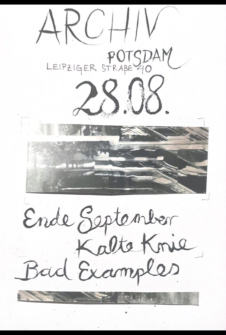 ein weißes Blatt auf dem handschriftlich die Daten der Veranstaltung stehen, ebenfalls zwei vertikale Streifen eines schwarzweiß Fotos