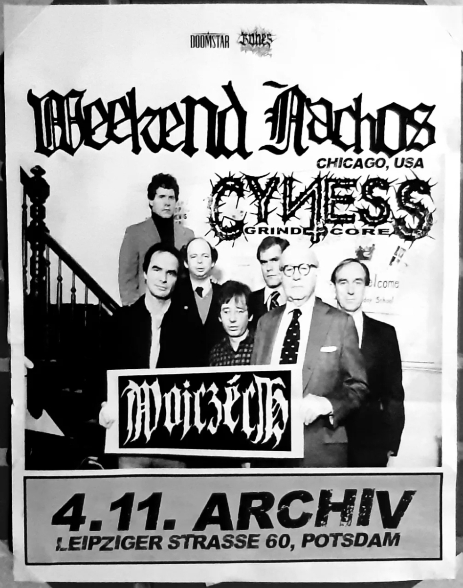 ein Schwarzweißfoto einer Gruppe aus 7 leger gekleideten Männern, darüber die Logos der Bands. Untern steht das Datum 4.11 und "Archiv"